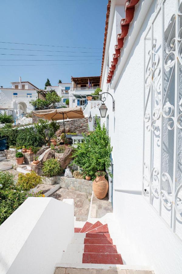 Traditional House Under The Clock Tower With Sweet View Poros Town Exterior foto
