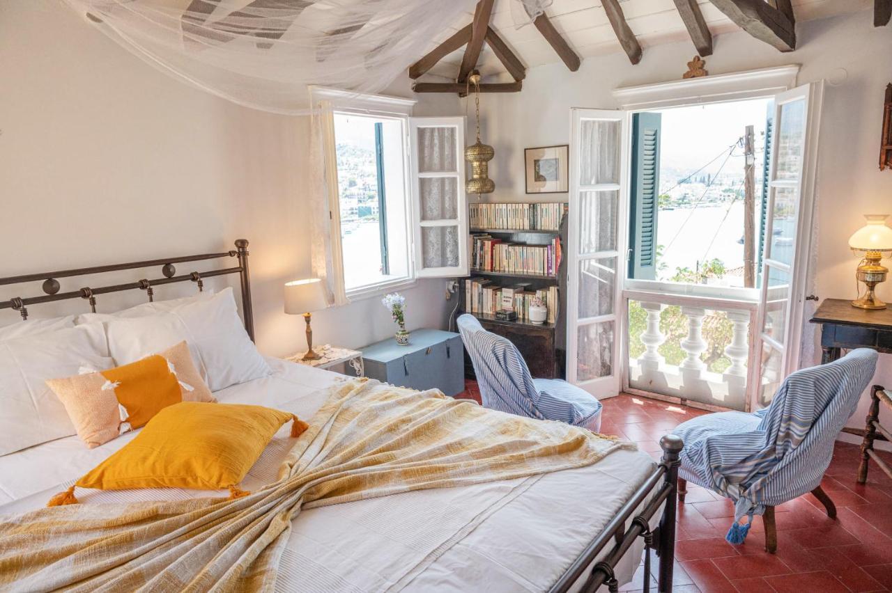 Traditional House Under The Clock Tower With Sweet View Poros Town Exterior foto